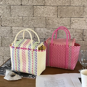 Sac À Main Tissé Pour Femmes Panier En Plastique PP Évidé Rayé Rétro Fourre-tout Doubles Poignées Fermoir Magnétique Plage