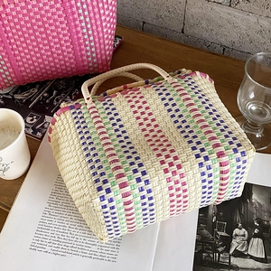 Sac cabas tissé en PVC blanc cassé avec rayures colorées et doubles anses