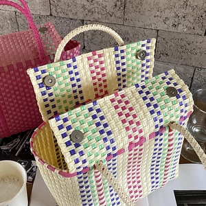 Sacs paniers en PVC tissés à la main en rose et rayures pour la plage ou la ville