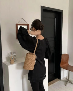 Detailaufnahme der Stroh-Eimertasche mit sicherem Kordelzug-Innenfutter und Schultergurt