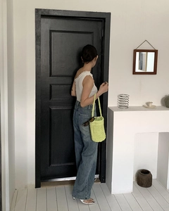 Detail einer zitronengelben Häkel-Beuteltasche mit strukturierter Handweb-Optik