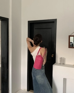 Detailaufnahme der pinkfarbenen Häkel-Eimertasche mit Strickmuster und Kordelzug