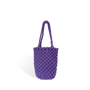 Sac seau violet tressé à la main avec motif résille bohème et poignée robuste