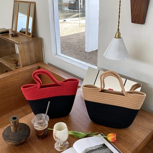Détail de sacs à main en coton tissé aux styles patchwork rouge, noir et kaki minimaliste