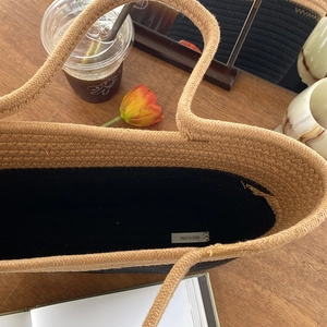 Sac fourre-tout bicolore en corde de coton tressée kaki et noir sur table en bois