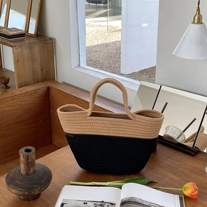 Gros plan détaillé d'un sac cabas bicolore en coton tissé avec poignées solides