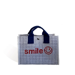 Borsa tote in tela a quadretti bianchi e blu con ricamo smile rosso e chiusura a scatto