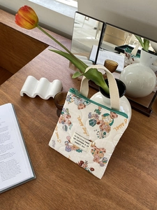 Pochette matelassée en coton avec motif d'ours et fermeture éclair verte sur bois