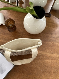 Vue de dessus de l'intérieur de la pochette matelassée à fleurs avec doublure douce
