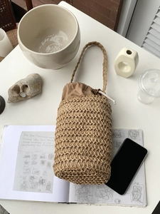 Handgefertigte Stroh-Eimertasche mit Rautenmuster und braunem Kordelzug-Inlay