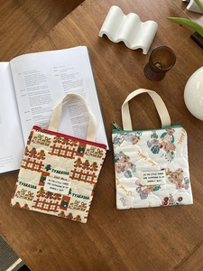 Détail de sacs de rangement en coton matelassé avec motifs d'ours et bonhommes