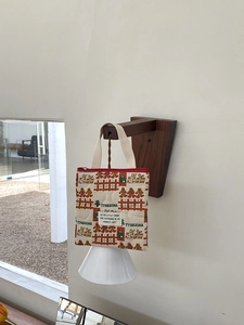 Détail de la pochette matelassée beige avec motifs bonhommes de pain d'épices et zip rouge