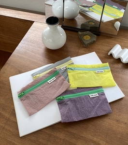 Detail von farbenfrohen Nylontaschen mit Gitterstruktur und weißem Little Moon Etikett