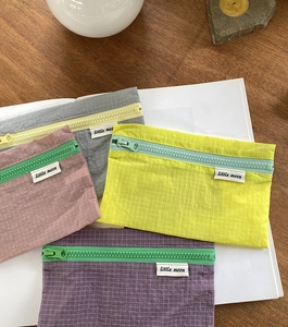 Detailansicht bunter karierter Nylon-Aufbewahrungstaschen mit Kontrast-Reißverschluss