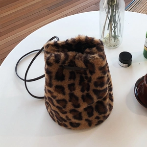 Sac seau en fausse fourrure léopard avec fine bandoulière pour l'automne et l'hiver