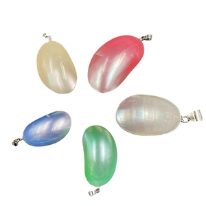 Colliers pendentifs perles Mabe minimalistes avec finitions irisées colorées et fermoirs métal