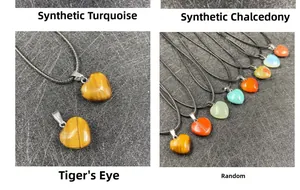 Dettaglio di vari ciondoli in pietra a forma di cuore con cordoncini intrecciati e ganci in metallo