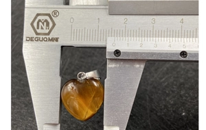 Dettaglio della misurazione del ciondolo a cuore in occhio di tigre largo 20 mm