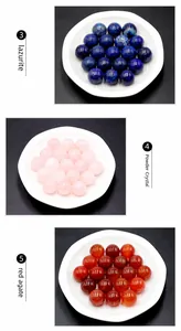 Présentation de perles de Lapis-Lazuli, Quartz Rose et Agate Rouge sur céramique blanche