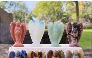 Detailaufnahme verschiedener Naturstein-Engel aus Amethyst, Tigerauge und Opalit