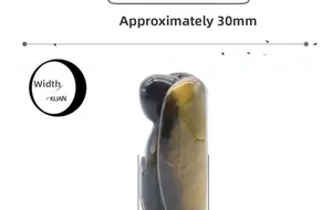Details zur 30mm Breite der Engelsfigur aus Tigerauge auf einem rein weißen Hintergrund