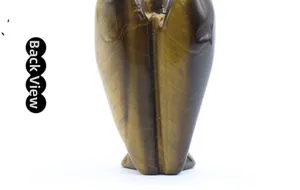 Makro-Detail einer Engelsfigur aus Tigerauge mit goldbrauner, gestreifter Steinstruktur