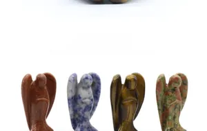 Set aus vier handgeschnitzten Engelfiguren aus natürlichen Halbedelsteinen mit Textur