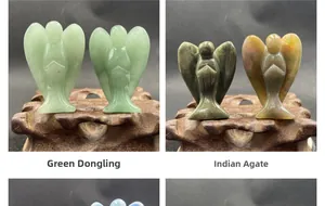 Engel-Skulpturen aus grünem Aventurin und Indien-Achat auf einem Holzsockel