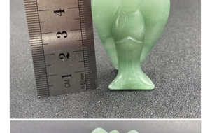 Detailansicht eines 40mm Aventurin-Engel-Statue, gemessen mit einem Stahllineal