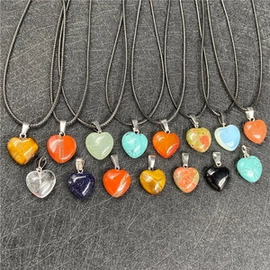 Pendenti a forma di cuore con diverse pietre preziose come occhio di tigre e quarzo rosa