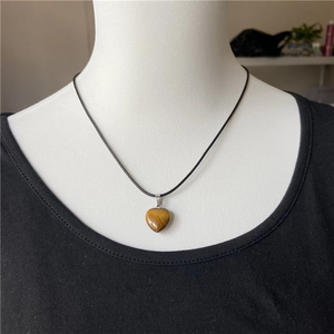 Collana con ciondolo a cuore in occhio di tigre in pietra naturale e cordino nero su modello