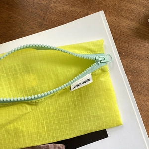 Neongrüner Nylon Organizer mit Gittermuster, mintfarbenem Reißverschluss
