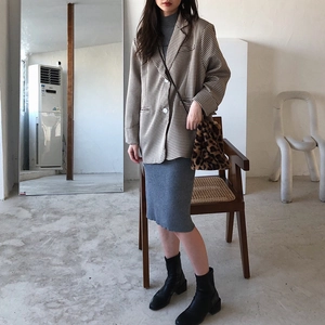 Tenue urbaine avec blazer à carreaux marron et un sac en fausse fourrure léopard