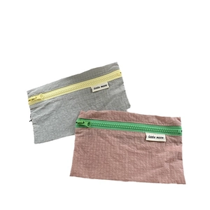 Mini-Nylon-Aufbewahrungstaschen in Grau und Rosa mit farbenfrohen Kontrast-Reißverschlüssen