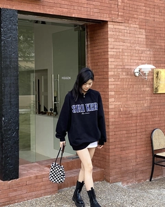 Style urbain extérieur d'un sweat-shirt noir oversize à demi-zip avec logo imprimé