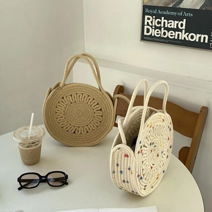Détail de sacs à main ronds en corde de coton tressée avec motif en spirale et style d'été
