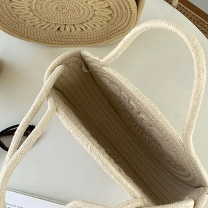 Vue de dessus du cabas en paille tissé main avec corde en coton et intérieur spacieux