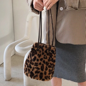 Sac seau chic en fausse fourrure léopard avec bandoulière en cuir pour l'automne