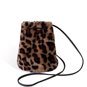 Sac seau en fausse fourrure léopard avec texture peluche et cordon de serrage