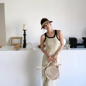 Détail d'un sac perlé avec débardeur en tricot et chapeau de paille pour look d'été