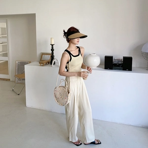 Détail de tenue d'été avec sac bandoulière tissé et pantalon à taille haute