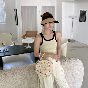 Ensemble d'été chic avec chapeau de paille, débardeur en maille et sac à main tissé