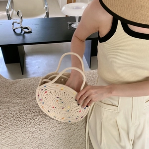 Détail du sac à main tissé avec pois colorés utilisé dans un cadre de vie moderne