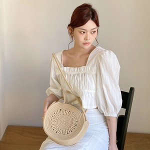 Sac à bandoulière rond en paille beige avec texture radiale chic et fine bandoulière