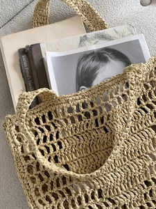 Sac fourre-tout en paille minimaliste avec maille creuse pour l'été et la plage
