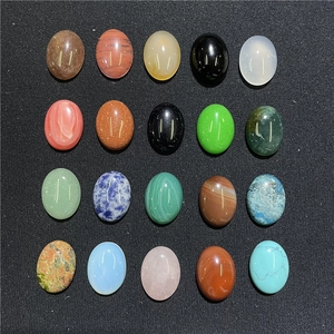 Dettaglio di 20 pietre dure ovali cabochon da 15x20mm assortite per creazioni fai-da-te