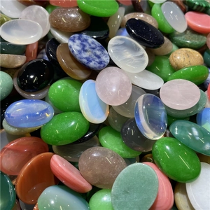 Vista macro di vari cabochon ovali in agata naturale lucida da 15x20mm multicolore