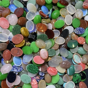 Dettaglio di cabochon ovali in pietre preziose naturali per gioielli fai-da-te