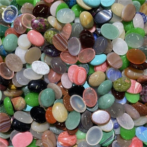 Primo piano di cabochon ovali in pietra naturale lucida per creazione di gioielli