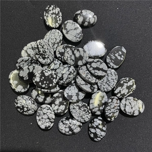 Dettaglio di perline ovali in ossidiana fiocco di neve lucidata 15x20mm per gioielli fai da te